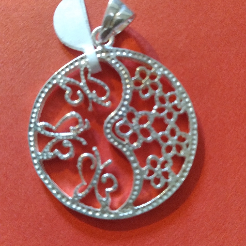 ❤️ 1 1/8" 925 SS 🦋 Butterfly/Flowers🌼 Pendant - Picture 3 of 12